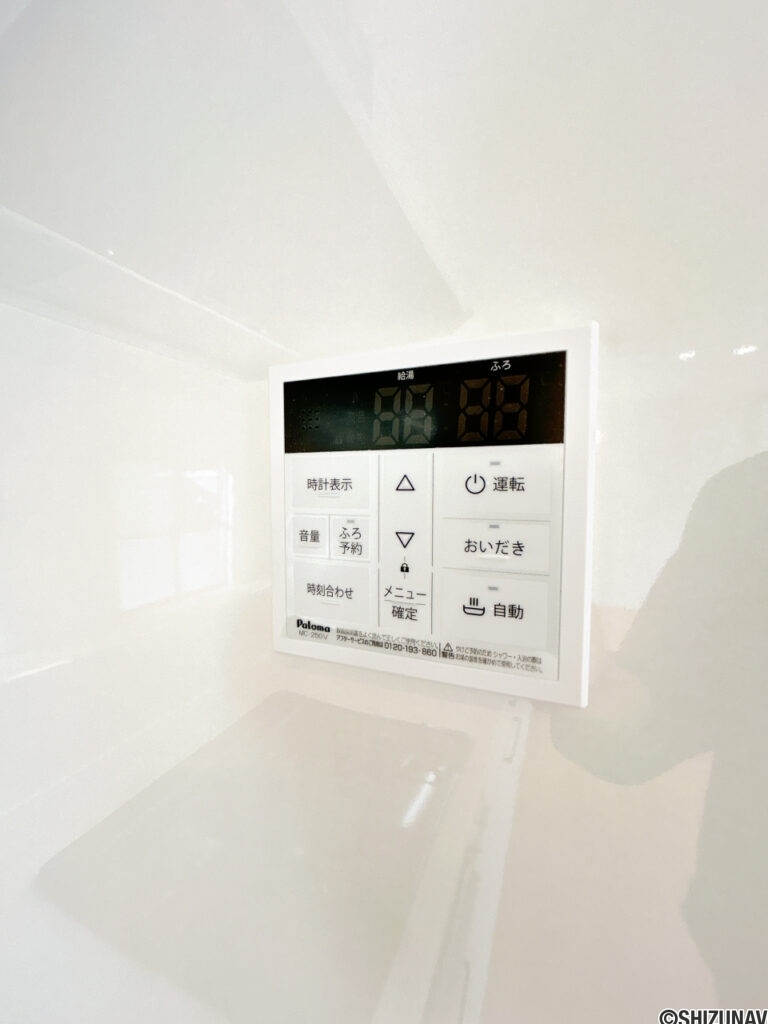 【給湯リモコン】給湯器は新品に交換済みです。自身で交換するとそれなりに費用がかかるので新品だと安心です。