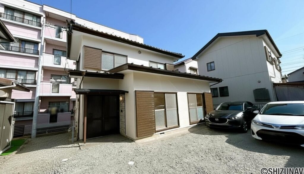 【リフォーム済み外観別角度】外壁塗装、屋根塗装、駐車場整備等のリフォームを行いました。