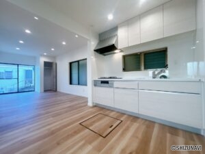 【リフォーム後/キッチンスペース】キッチンは壁付けキッチンです。