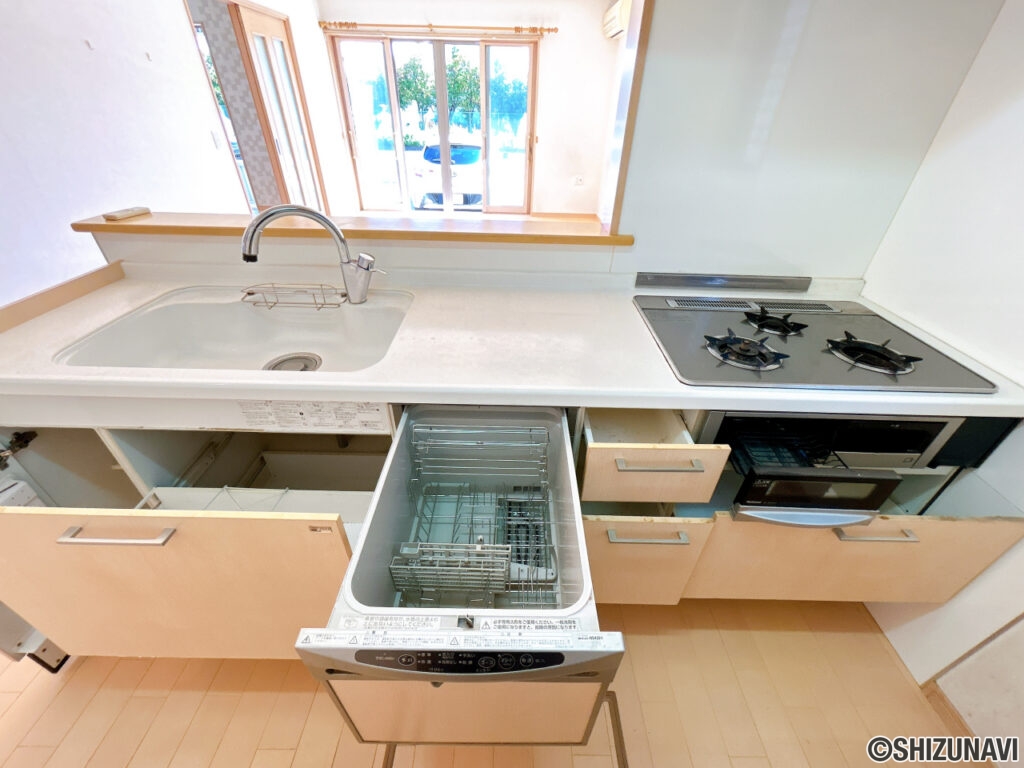 キッチン。別角度です。フロアタイルの重ね張りと壁紙の張替えを行いました。