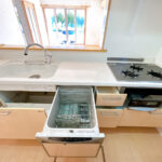 キッチン。別角度です。フロアタイルの重ね張りと壁紙の張替えを行いました。