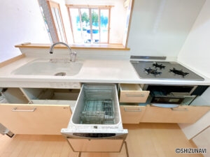 キッチン。別角度です。フロアタイルの重ね張りと壁紙の張替えを行いました。