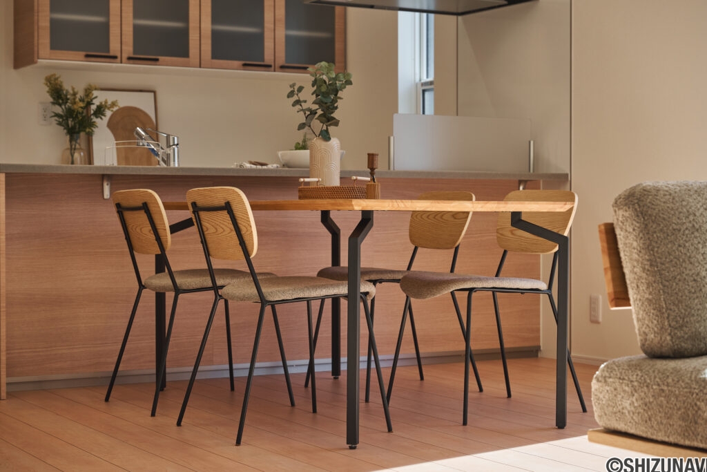 【B棟】家具付き分譲住宅だから、入居したその日から統一感のある暮らしがスタート。木目×ブラックのコーディネートで空間が整い、選ぶ手間なく“おしゃれな日常”が叶います。