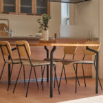 【B棟】家具付き分譲住宅だから、入居したその日から統一感のある暮らしがスタート。木目×ブラックのコーディネートで空間が整い、選ぶ手間なく“おしゃれな日常”が叶います。