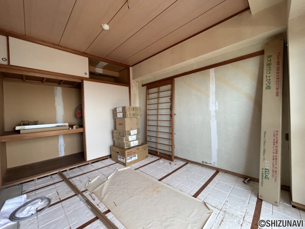 【リフォーム中/リビング横和室】南面の掃き出し窓から日差しが入り、明るく風通しの良い空間です。(10/16撮影)