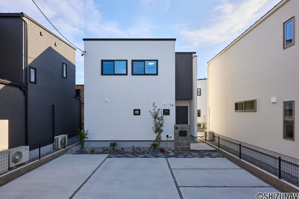 【B棟】直線的なフォルムが美しい、モダンなデザインの外観。配色のコントラストが印象的で、洗練された佇まいを演出します。