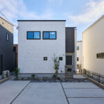 【B棟】直線的なフォルムが美しい、モダンなデザインの外観。配色のコントラストが印象的で、洗練された佇まいを演出します。