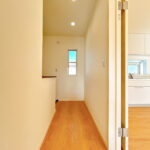 【リフォーム済み/2階廊下】フローリング張り、クロス張替え、照明交換等を行いました。