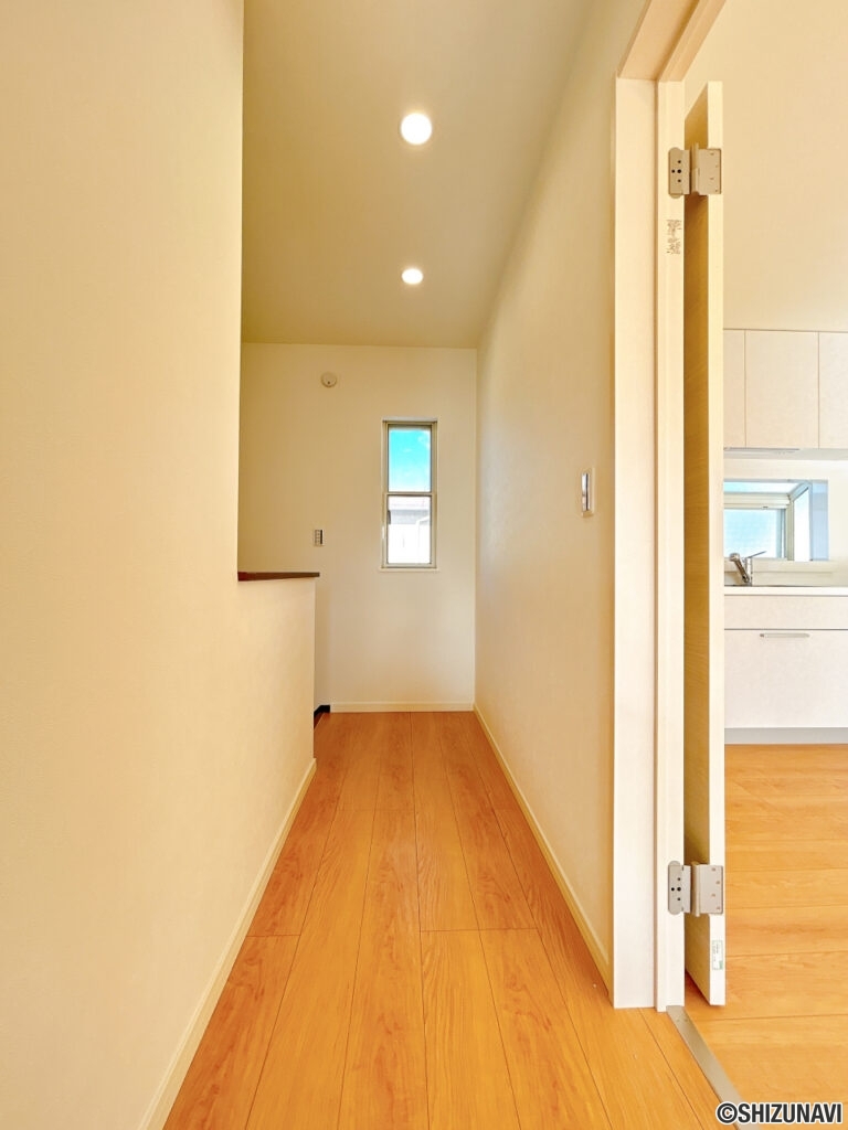 【リフォーム済み/2階廊下】フローリング張り、クロス張替え、照明交換等を行いました。
