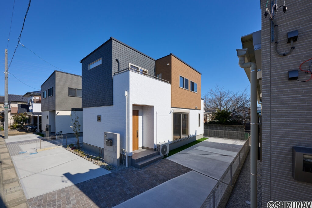 【B棟】ホワイトをベースに、ダークカラーと木目をアクセントに効かせた上質モダンな外観。立体感のあるフォルムが街並みに映え、やわらかな温もりも感じられる佇まいです。