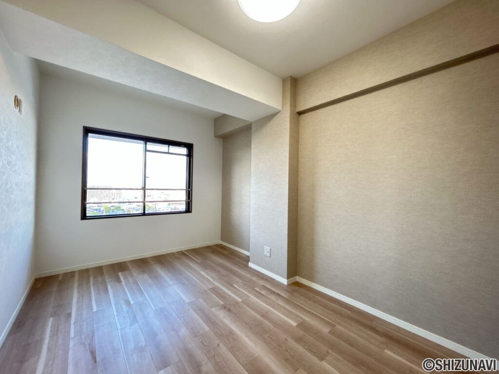 【リフォーム済み/約7.25帖洋室】フローリング張替え、クロス張替え、照明交換を行いました。