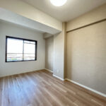 【リフォーム済み/約7.25帖洋室】フローリング張替え、クロス張替え、照明交換を行いました。