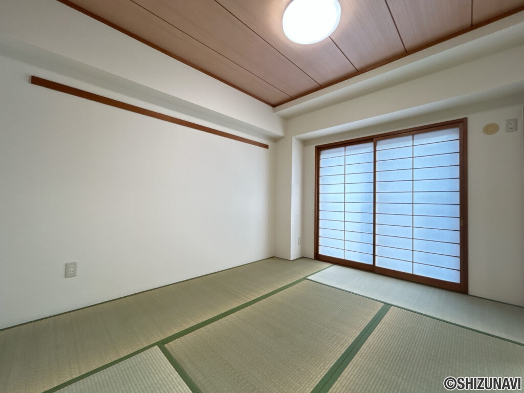 【リフォーム済み/和室】別角度。和室からもバルコニーに出ることができます。