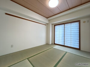 【リフォーム済み/和室】別角度。和室からもバルコニーに出ることができます。