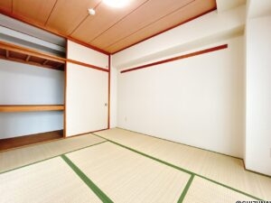 【リフォーム済み/和室】別角度。和室からもバルコニーに出ることができます。