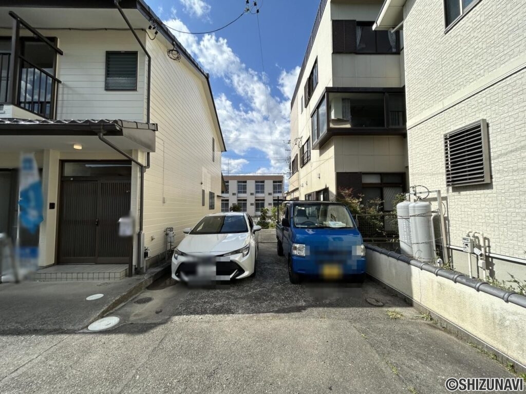【駐車場】小屋を解体して駐車場を造成しました。2台分の駐車が可能です。車種によっては並列駐車が可能です。