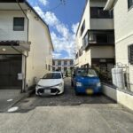【駐車場】小屋を解体して駐車場を造成しました。2台分の駐車が可能です。車種によっては並列駐車が可能です。