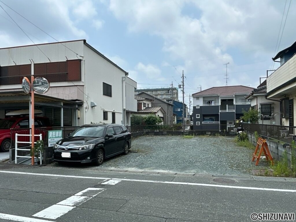 【駐車場】マンション東側の敷地外駐車場で1区画用意がございます。