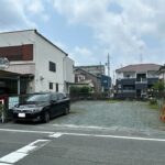 【駐車場】マンション東側の敷地外駐車場で1区画用意がございます。