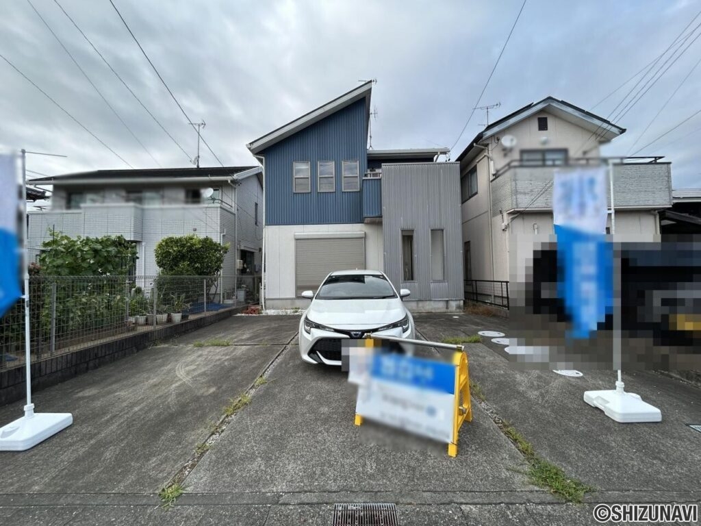 駐車場は並列3台駐車可能です。