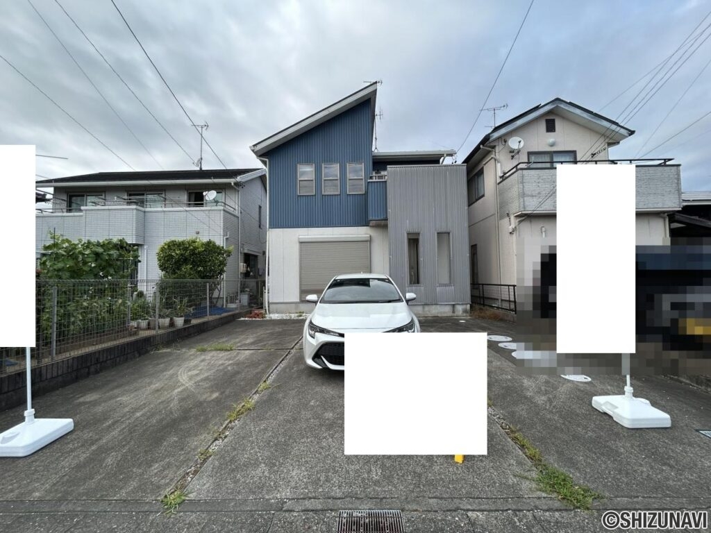 駐車場は並列3台駐車可能です。