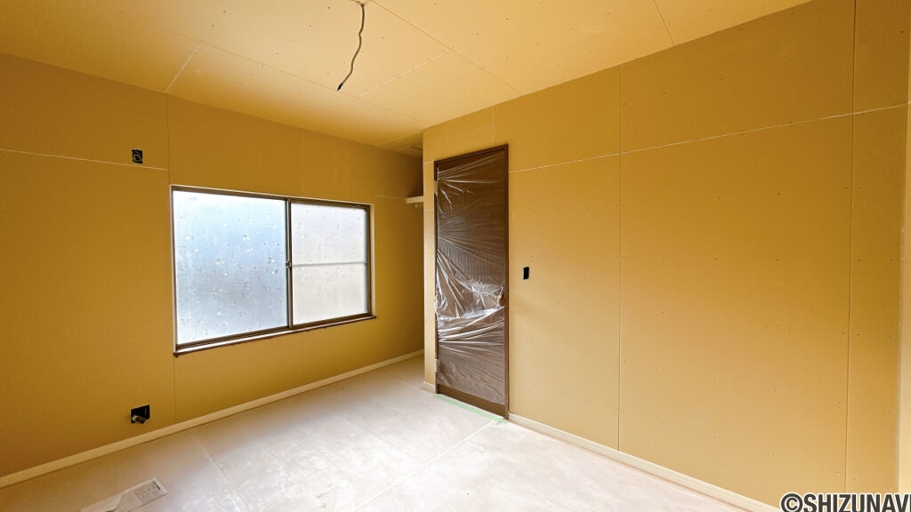 【リフォーム中/2階東側約6帖和室→洋室へ間取り変更中】耐震補強工事、フローリング張り、クロス張替え、照明交換等を行っていきます。