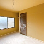 【リフォーム中/2階東側約6帖和室→洋室へ間取り変更中】耐震補強工事、フローリング張り、クロス張替え、照明交換等を行っていきます。