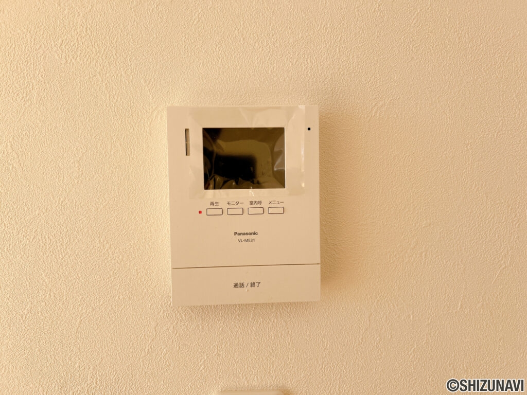 【リフォーム済み/設備】新しく設置したドアホンはカラーモニター付き。リビングに設置のモニターで玄関にいらしたお客様を確認してから応対できます。留守中の来客も記録できるので防犯面でも安心ですね。