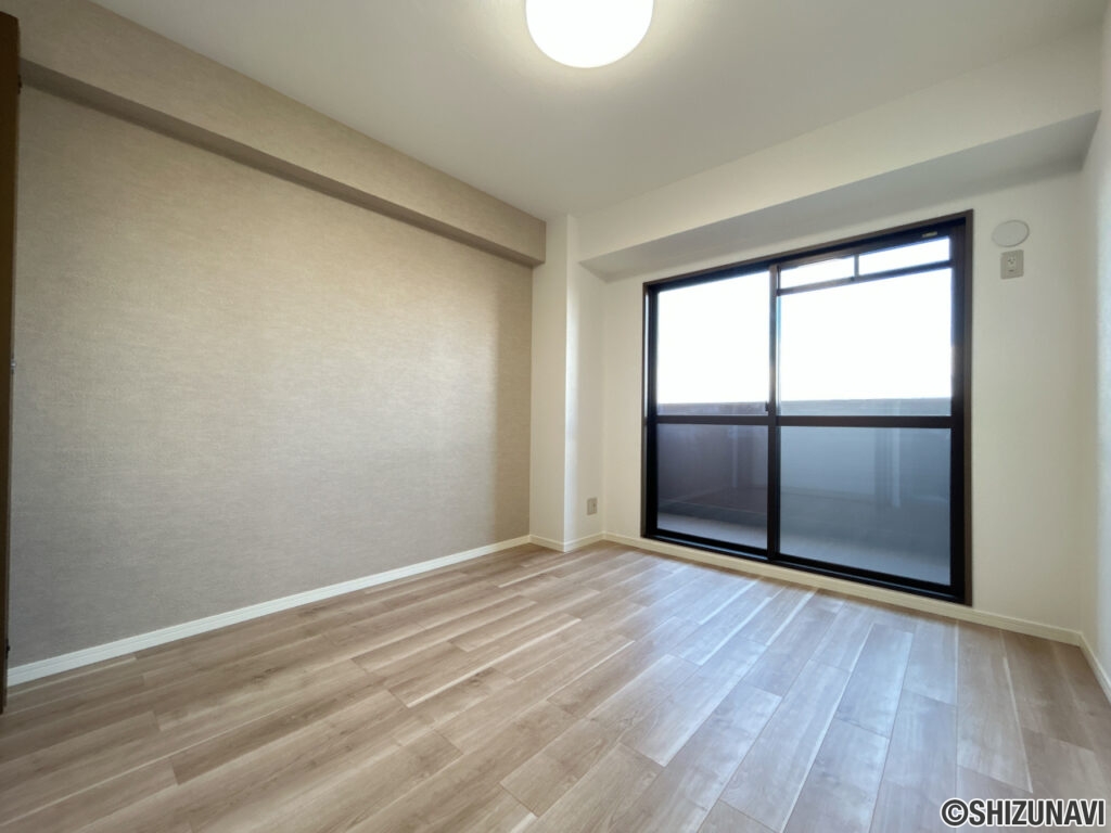 【リフォーム済み/約6.5帖洋室】フローリング張替え、クロス張替え、照明交換を行いました。こちらの居室はバルコニー付きになります。