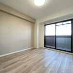 【リフォーム済み/約6.5帖洋室】フローリング張替え、クロス張替え、照明交換を行いました。こちらの居室はバルコニー付きになります。