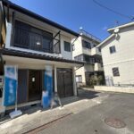 【リフォーム後/現地外観】別角度です。小屋を解体して普通車1台、軽1台の合計2台分の駐車場を造成しました。