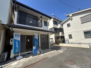 【リフォーム後/現地外観】別角度です。小屋を解体して普通車1台、軽1台の合計2台分の駐車場を造成しました。