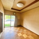 【リフォーム前/LDK別角度】これから耐震補強工事、フローリング張り、キッチン新品交換、クロス張替え、照明交換等を行っていきます。