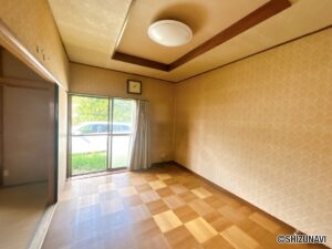 【リフォーム前/LDK別角度】これから耐震補強工事、フローリング張り、キッチン新品交換、クロス張替え、照明交換等を行っていきます。