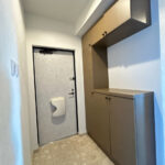 【リフォーム済み/玄関内観】シューズボックスはクリーニングいたしました。コの字型の大型収納のため、玄関もすっきり整理できそうですね。