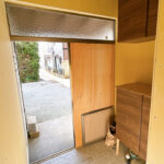 【リフォーム中/玄関内観】耐震補強工事、フローリング張り、クロス張替え、シューズボックス新品交換、照明交換等を行いました。