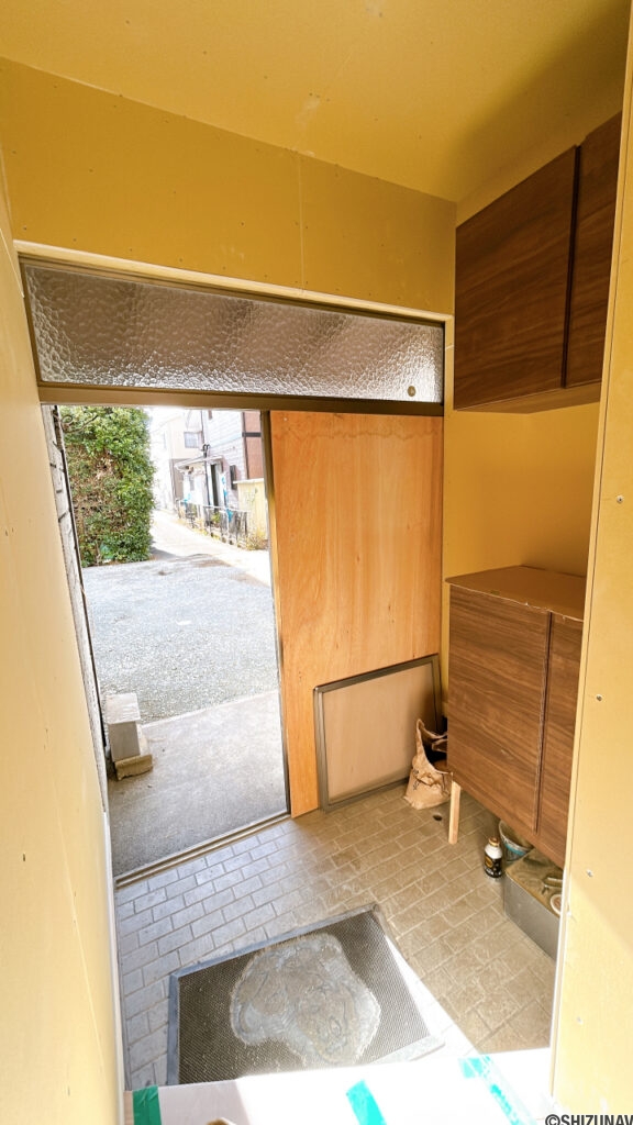 【リフォーム中/玄関内観】耐震補強工事、フローリング張り、クロス張替え、シューズボックス新品交換、照明交換等を行いました。