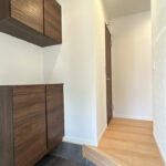 【リフォーム済み/玄関内観】耐震補強工事、フローリング張り、クロス張替え、シューズボックス新品交換、照明交換等を行いました。