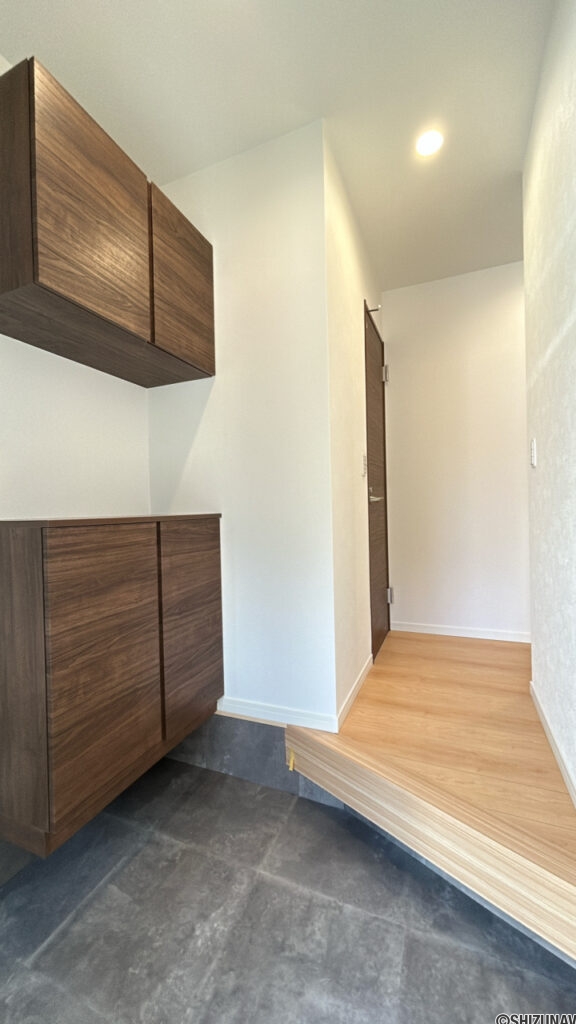 【リフォーム済み/玄関内観】耐震補強工事、フローリング張り、クロス張替え、シューズボックス新品交換、照明交換等を行いました。