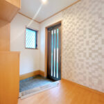 玄関内観。フロアタイルの重ね張りと壁紙の張替えを行いました。