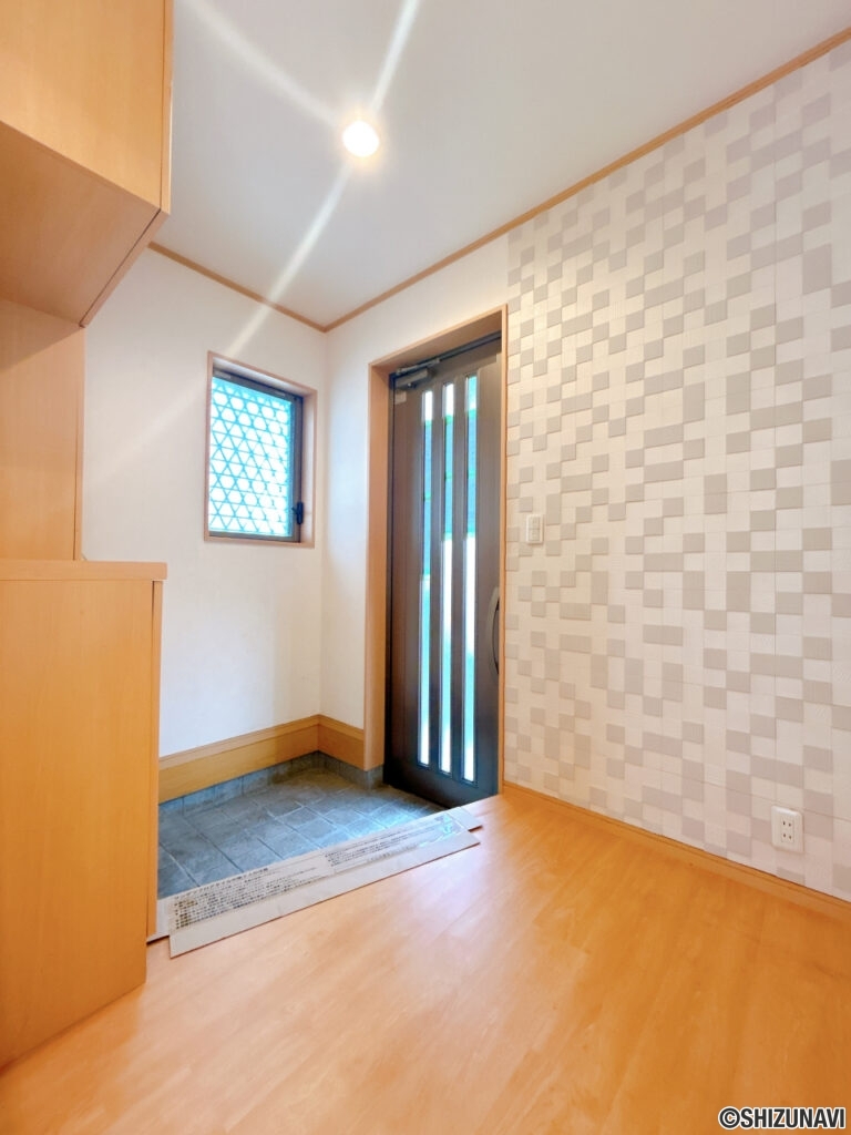 玄関内観。フロアタイルの重ね張りと壁紙の張替えを行いました。