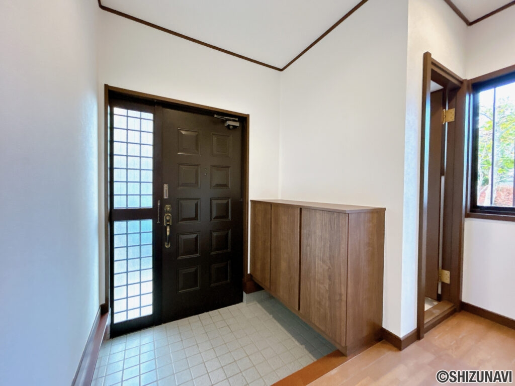 【リフォーム中／玄関内観】玄関ホールは靴箱の交換、照明設置を行います。