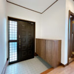 【リフォーム中／玄関内観】玄関ホールは靴箱の交換、照明設置を行います。