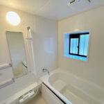 【リフォーム中／浴室】浴室はハウステック製の新品のユニットバスに交換いたします。浴槽には滑り止めの凹凸があり、床は濡れた状態でも滑りにくい加工がされている安心設計です。足を伸ばせる1坪サイズの広々とした浴槽で、1日の疲れをゆっくり癒すことができますよ。