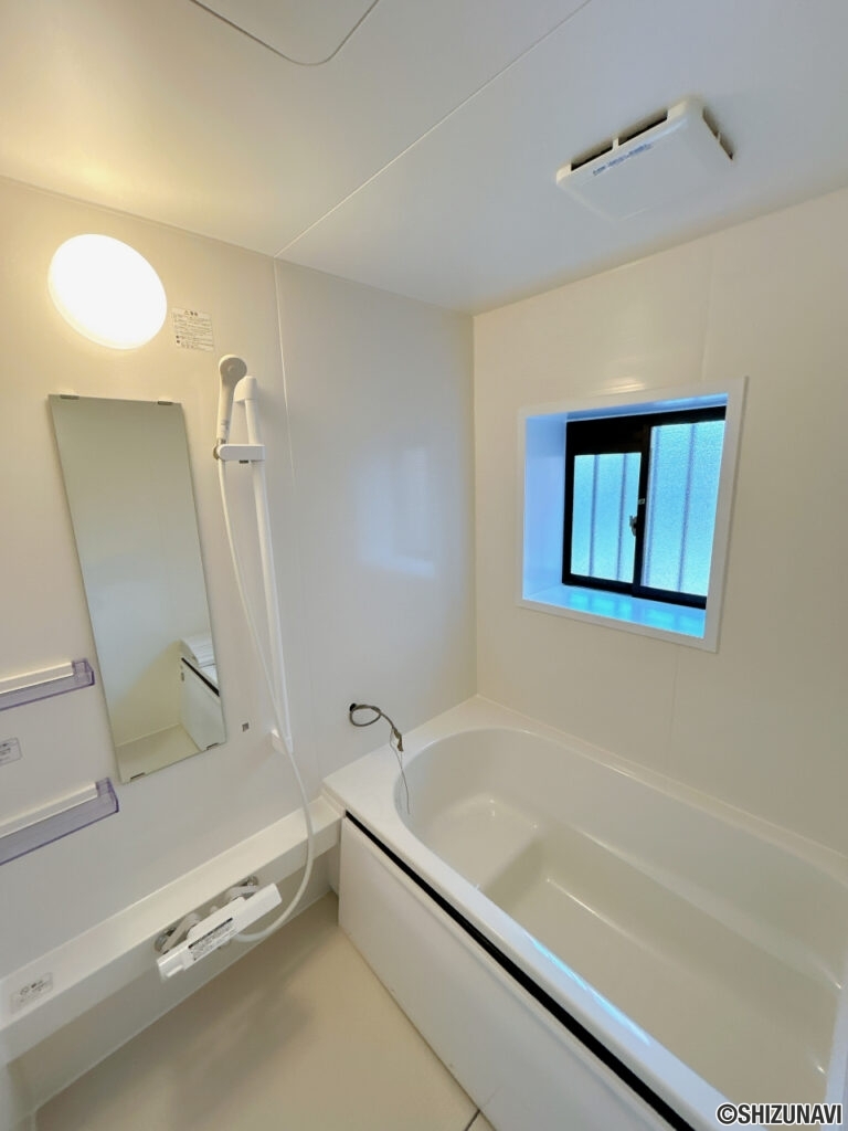 【リフォーム中／浴室】浴室はハウステック製の新品のユニットバスに交換いたします。浴槽には滑り止めの凹凸があり、床は濡れた状態でも滑りにくい加工がされている安心設計です。足を伸ばせる1坪サイズの広々とした浴槽で、1日の疲れをゆっくり癒すことができますよ。