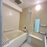 【リフォーム済み／ユニットバス】浴室はハウステック製の新品のユニットバスに交換いたしました。浴槽には滑り止めの凹凸があり、床は濡れた状態でも滑りにくい加工がされている安心設計です。1日の疲れをゆっくり癒すことができますよ。