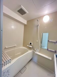 【リフォーム済み／ユニットバス】浴室はハウステック製の新品のユニットバスに交換いたしました。浴槽には滑り止めの凹凸があり、床は濡れた状態でも滑りにくい加工がされている安心設計です。1日の疲れをゆっくり癒すことができますよ。