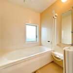 【リフォーム済み/浴室】浴室はハウステック製の新品のユニットバスに交換しました。浴槽には滑り止めの凹凸があり、床は濡れた状態でも滑りにくい加工がされている安心設計です。