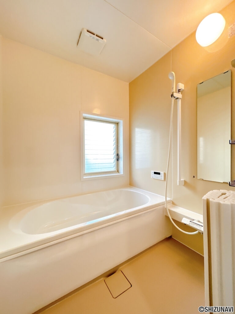 【リフォーム済み/浴室】浴室はハウステック製の新品のユニットバスに交換しました。浴槽には滑り止めの凹凸があり、床は濡れた状態でも滑りにくい加工がされている安心設計です。
