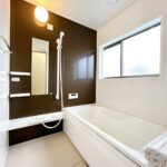 【リフォーム済み/浴室】浴室はハウステック製の新品のユニットバスに交換しました。浴槽には滑り止めの凹凸があり、床は濡れた状態でも滑りにくい加工がされている安心設計です。